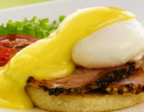 Eggs Benedict w Peppercorn Peameal