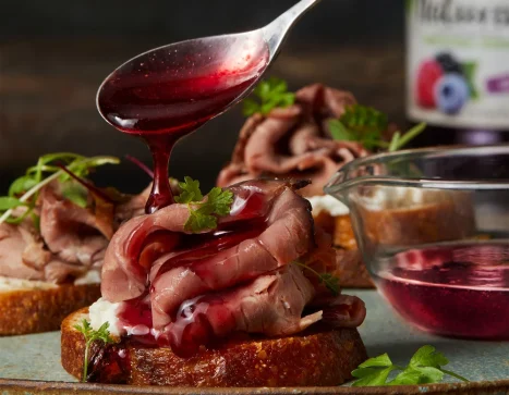 roast-beef-crostini-with-berry-glaze.36f4e2df